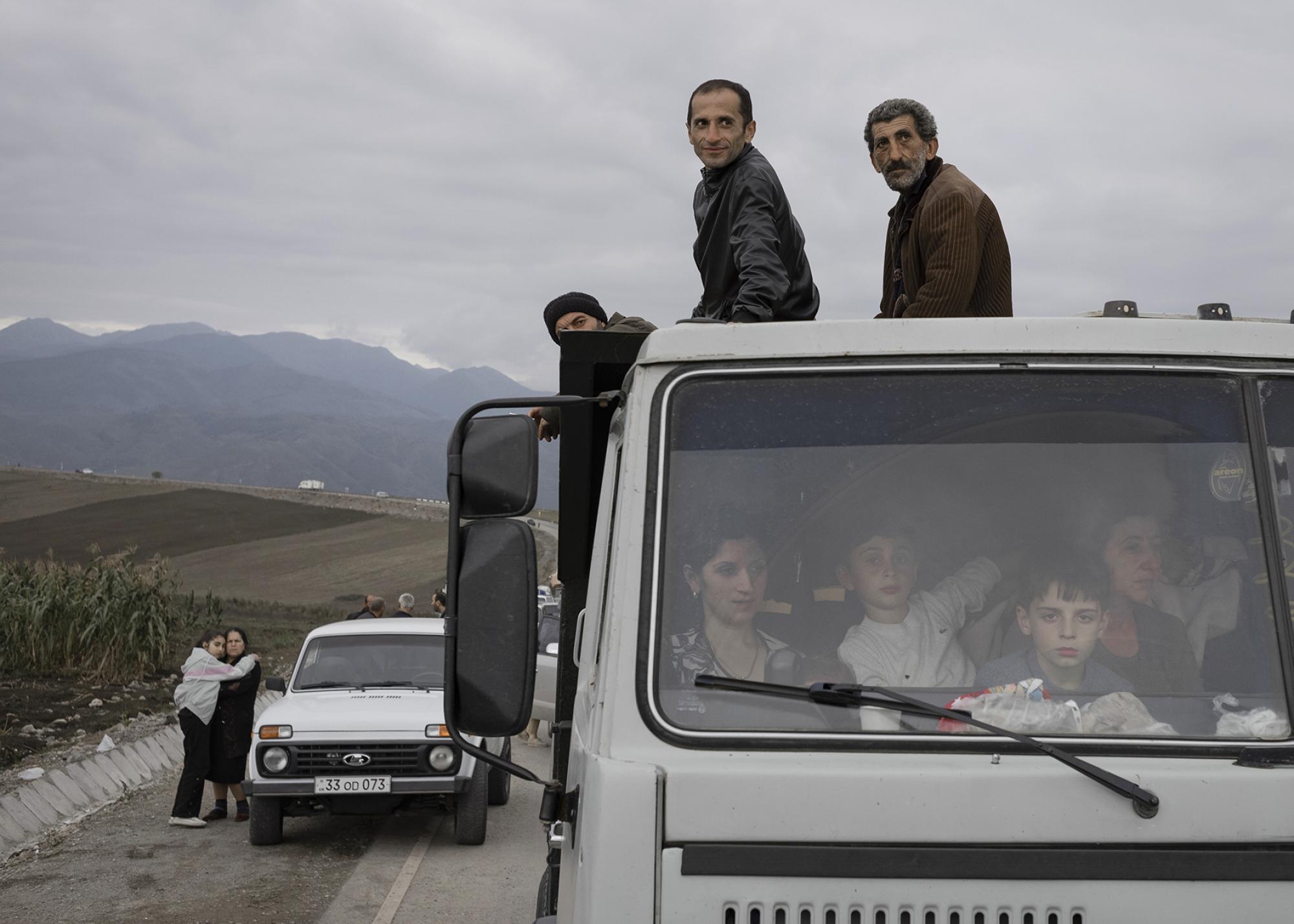 Die armenischen Bewohner von Bergkarabach fliehen mit all ihren Habseligkeiten. Kornidzor, Armenien, 2023