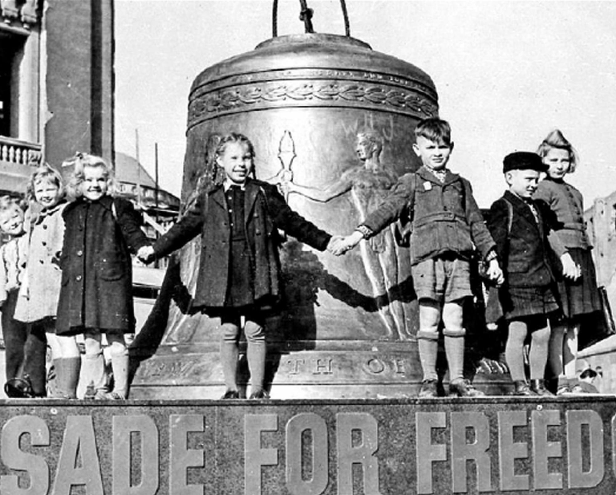 Kinder demonstrieren vor der Liberty Bell