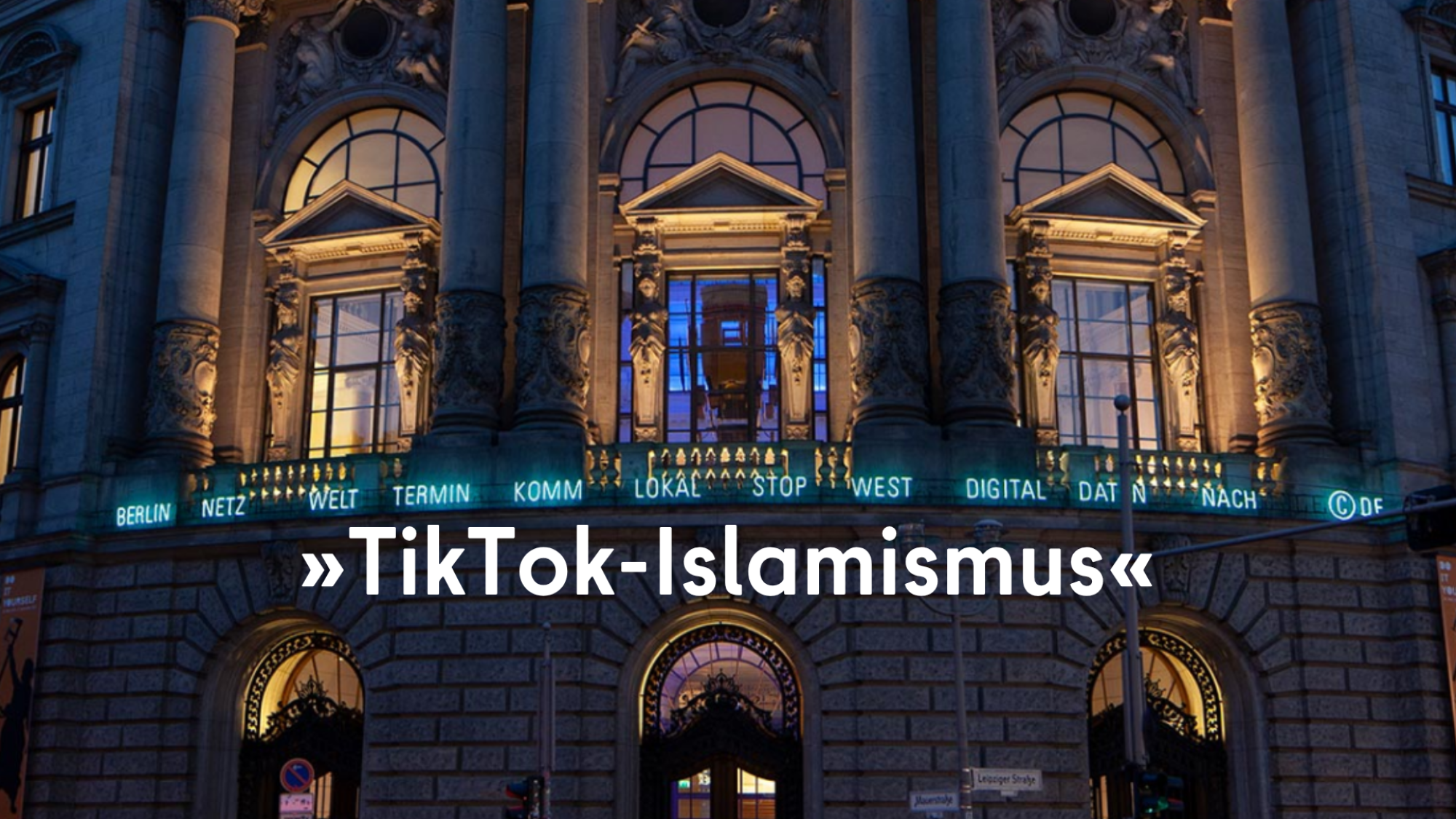 Die Frontansicht des Museums für Kommunikation in Berlin, darüber ein Schriftzug "TikTok-Islamismus"