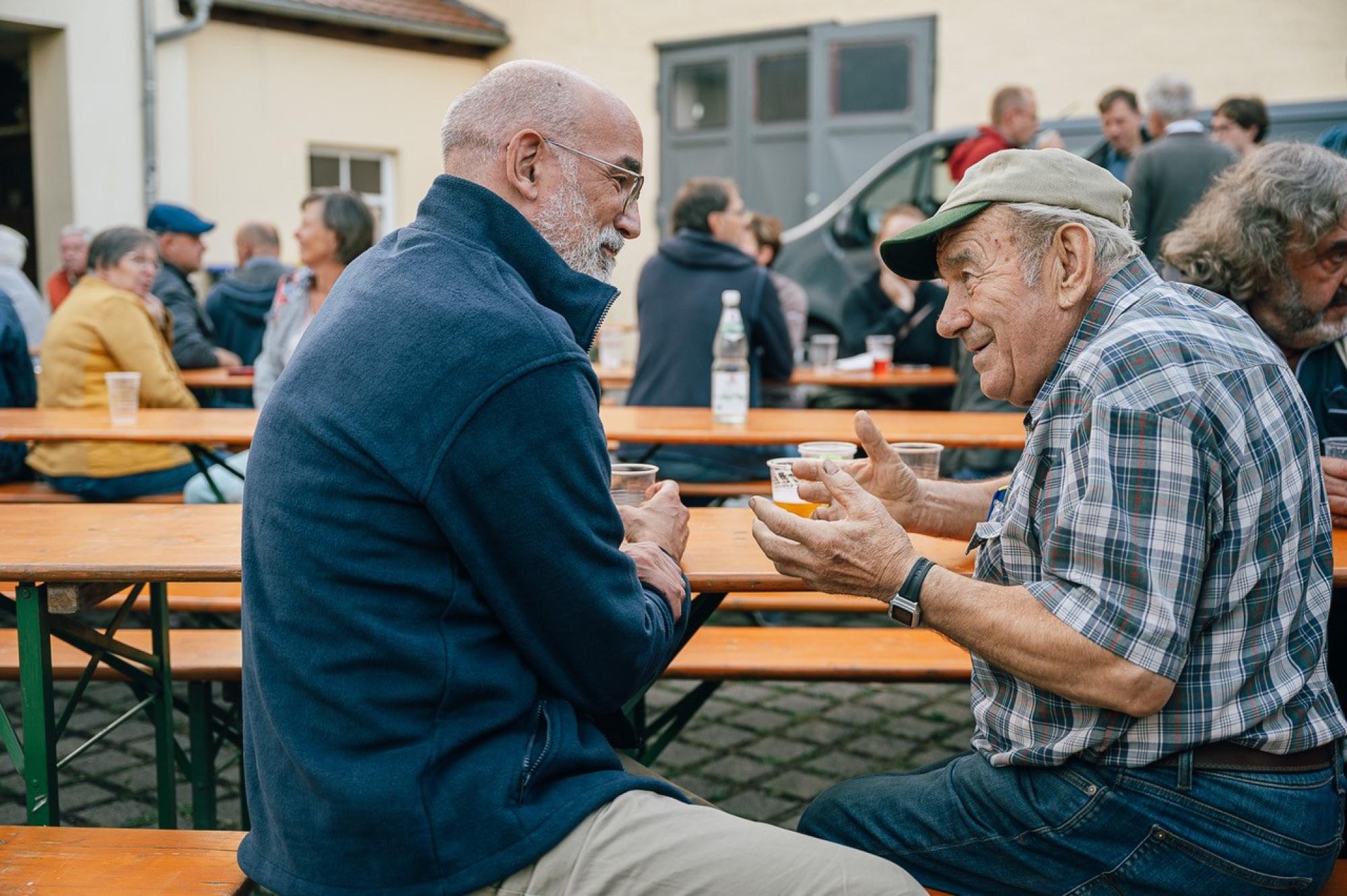 Zwei ältere Männer unterhalten sich.