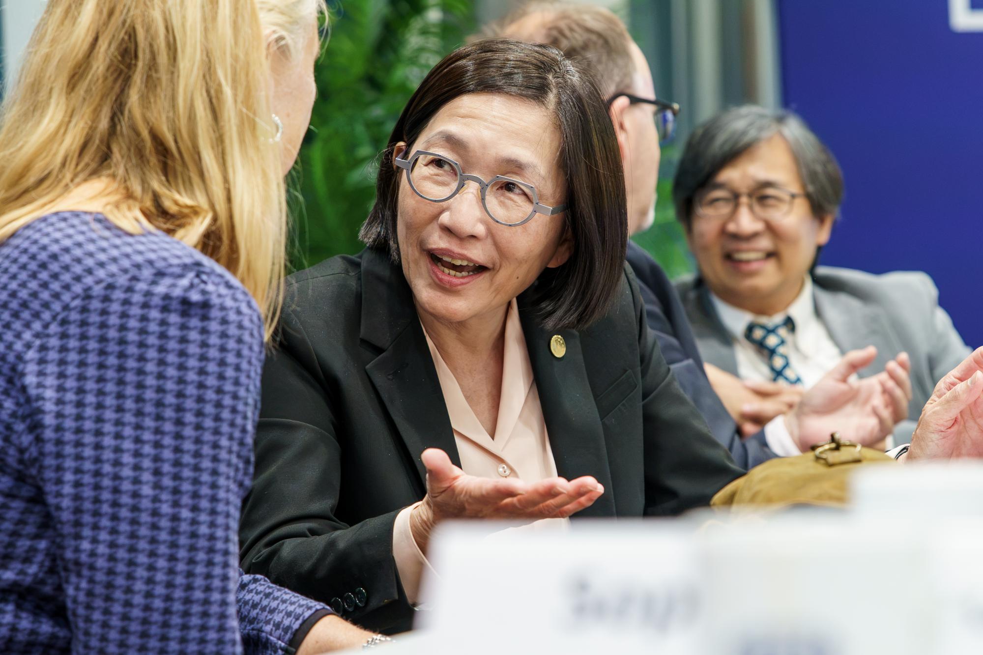 Zwei Frauen unterhalten sich bei einer Konferenz.