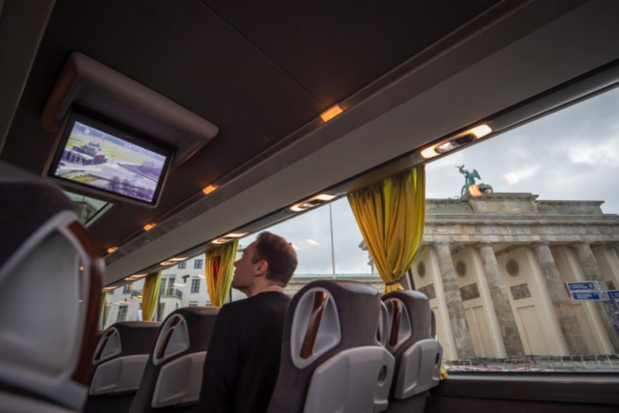 Eine Bustour vor dem Brandenburger Tor.