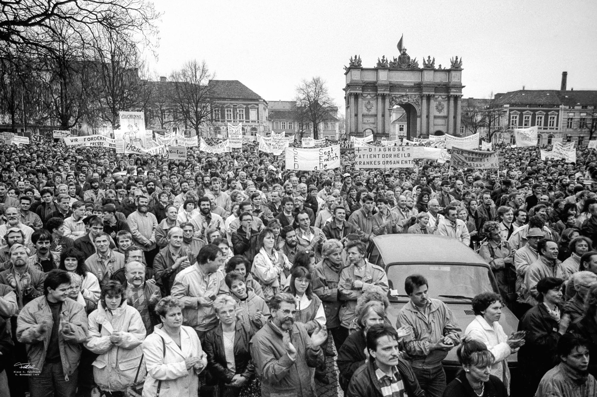 Demonstration auf dem Platz der Nationen in Potsdam, 4. November 1989 