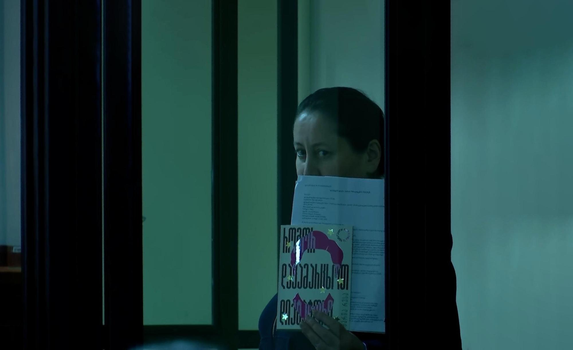 Mzia Amaglobeli während der Gerichtsverhandlung, mit der georgischen Übersetzung von Maria Ressas Buch „How to Stand Up to a Dictator“ in der Hand