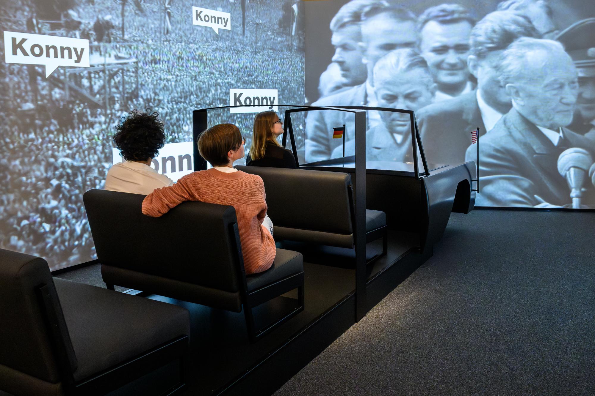 Zwei Menschen in der Ausstellung