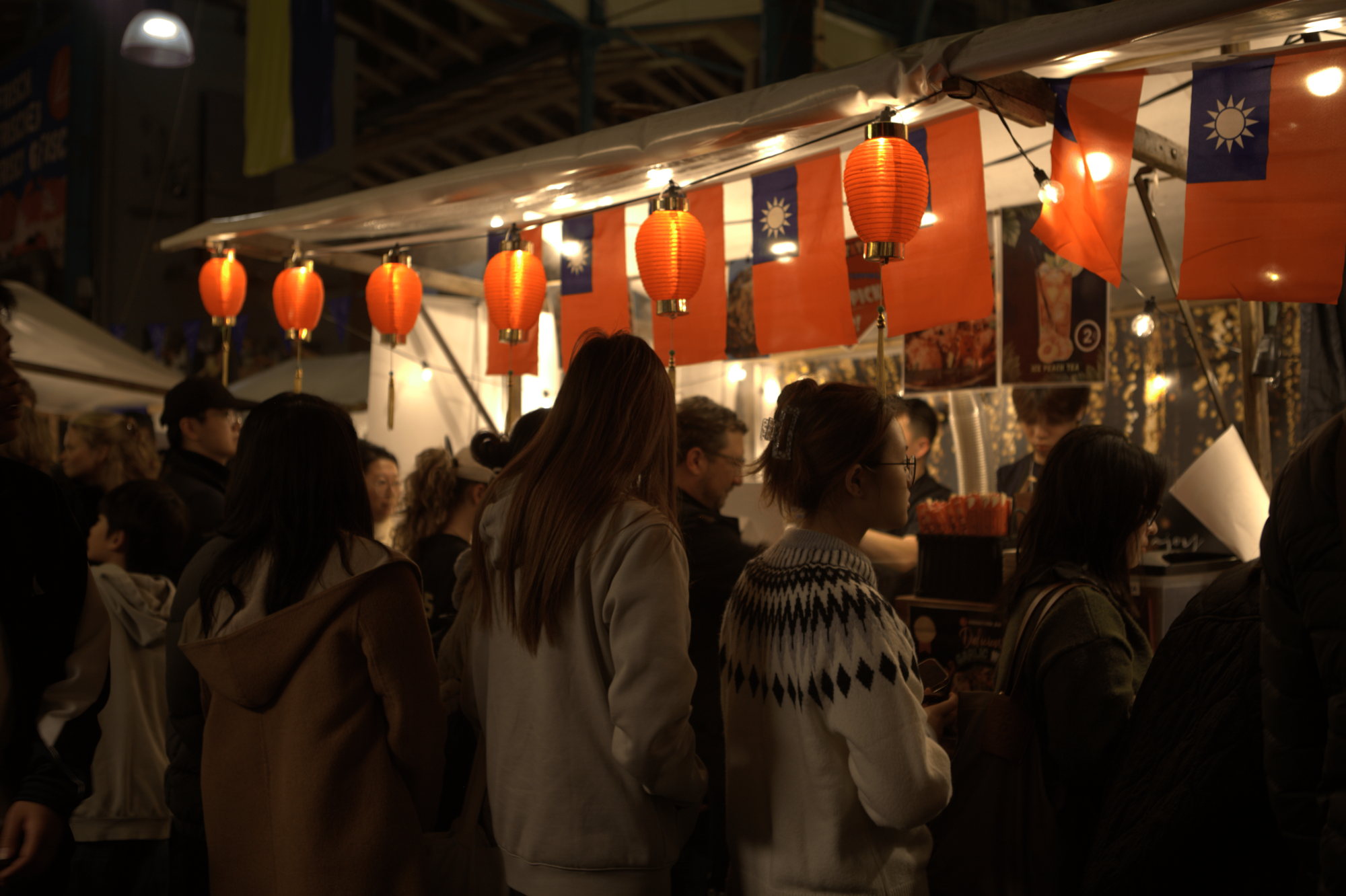 Menschen stehen bei einem taiwanischen Essensstand an.