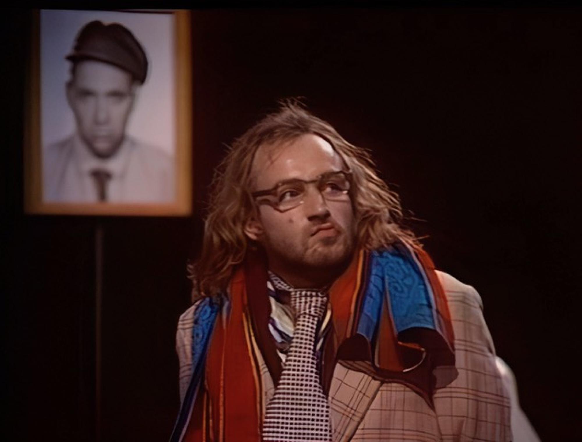 Ein Mann mit Brille und Schal.