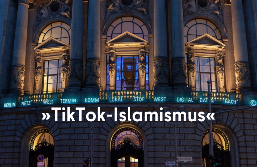 Die Frontansicht des Museums für Kommunikation in Berlin, darüber ein Schriftzug "TikTok-Islamismus"