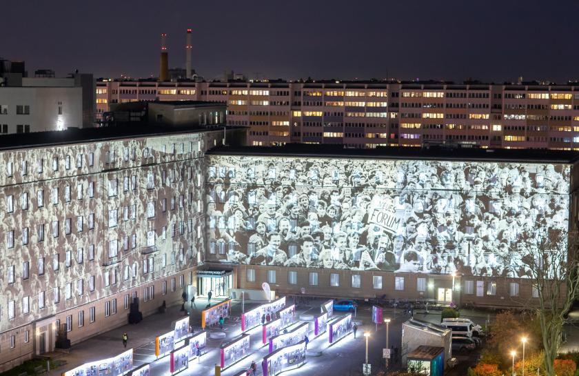 Eine Nachtaufnahme der Stasi-Zentrale Campus für Demokratie