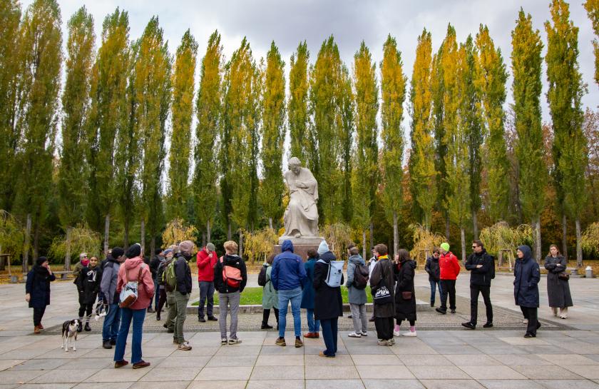 Menschen stehen vor einem Denkmal.