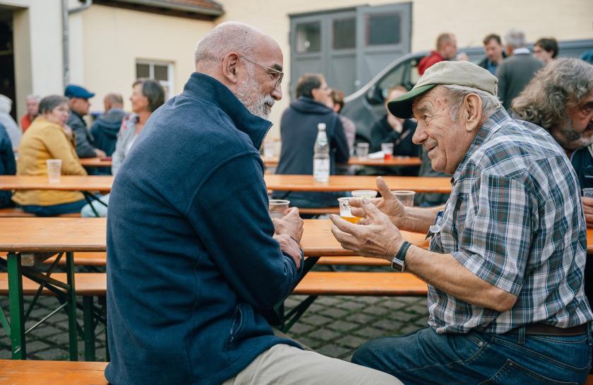 Zwei ältere Männer unterhalten sich.